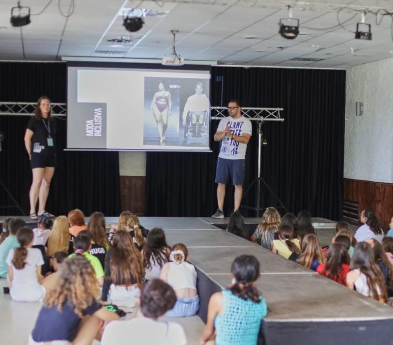 una clase de desfile de moda en un campamento de moda en españa