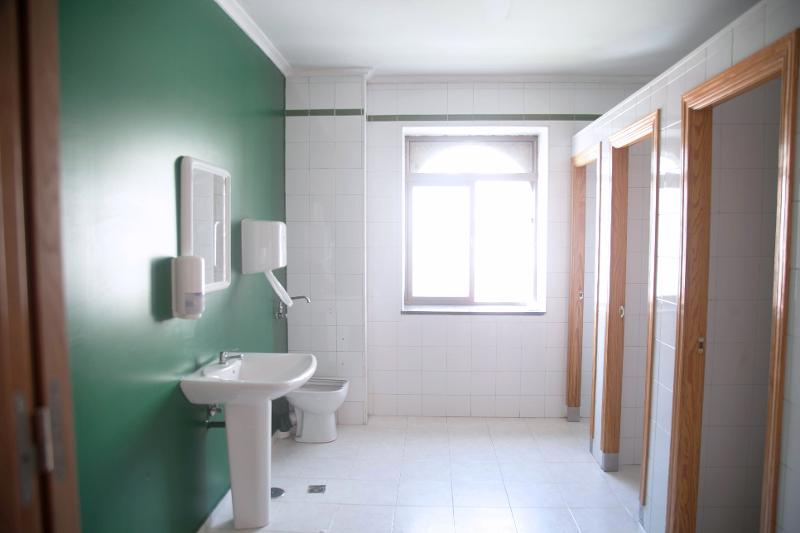 El interior de un baño en un campamento verano marbella
