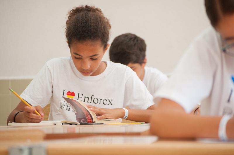 Una niña apreniendo en una clase en un campamento de verano salamanca