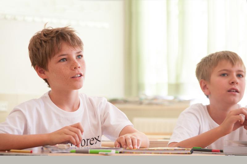 Dos niños en una clase en un campamento de verano salamanca