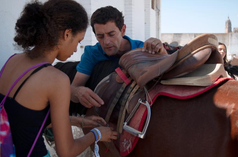 Una joven practicando hipica en un campamento de verano en salamanca