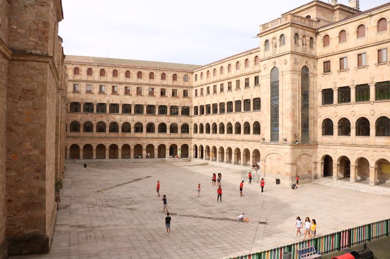 la foto de un patio en un campamento de verano en salamanca