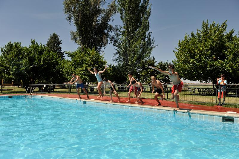 Una foto de una piscina en un campamento de verano en salamanca