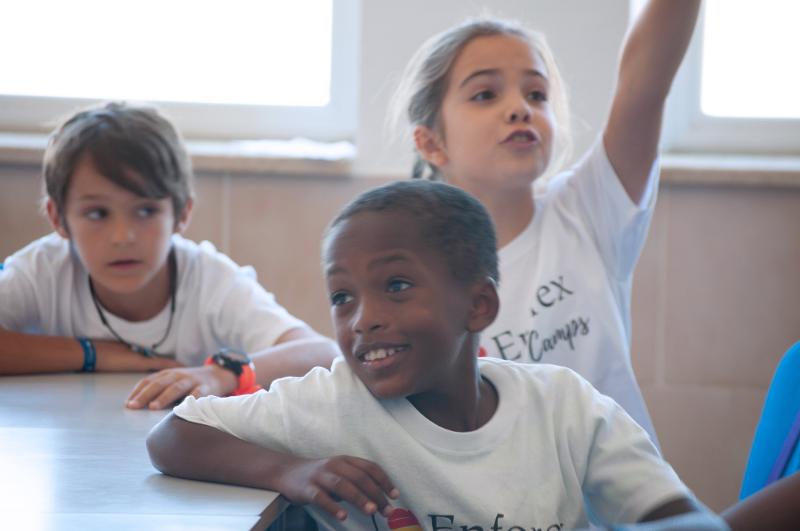Un grupo de niños en una clase en un campamento de verano en salamanca