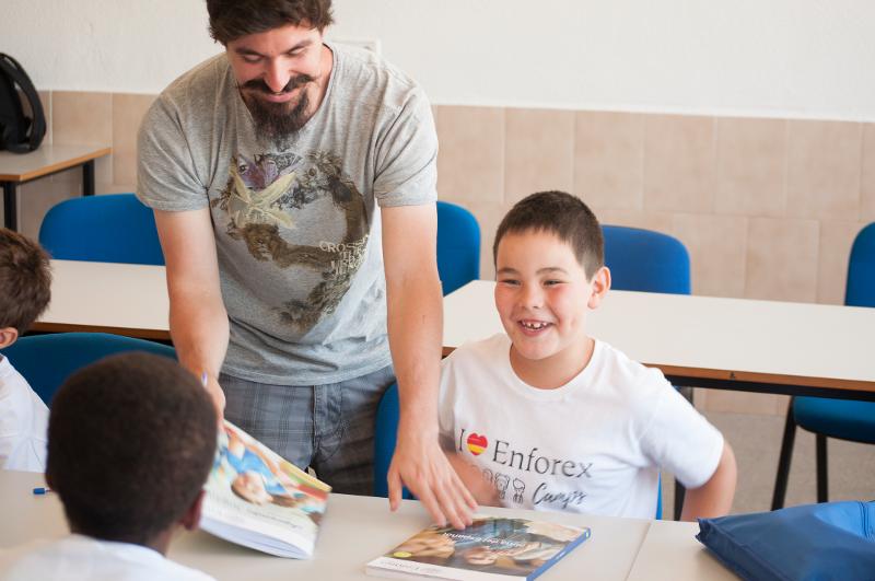 Un niño riendose en una clase en un campamento de verano en salamanca