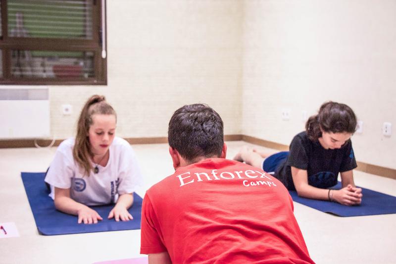 una clase de yoga en un campamento de verano en salamanca