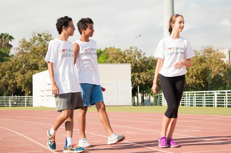 Tres jovenes practicando atletismo en un campamento de verano en valencia