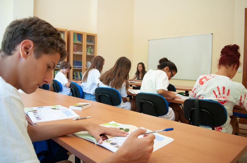 Una clase de idiomas en un campamento de verano en valencia