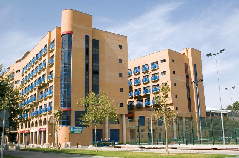 La foto de una fachada de un edificio en un campamento de verano en valencia