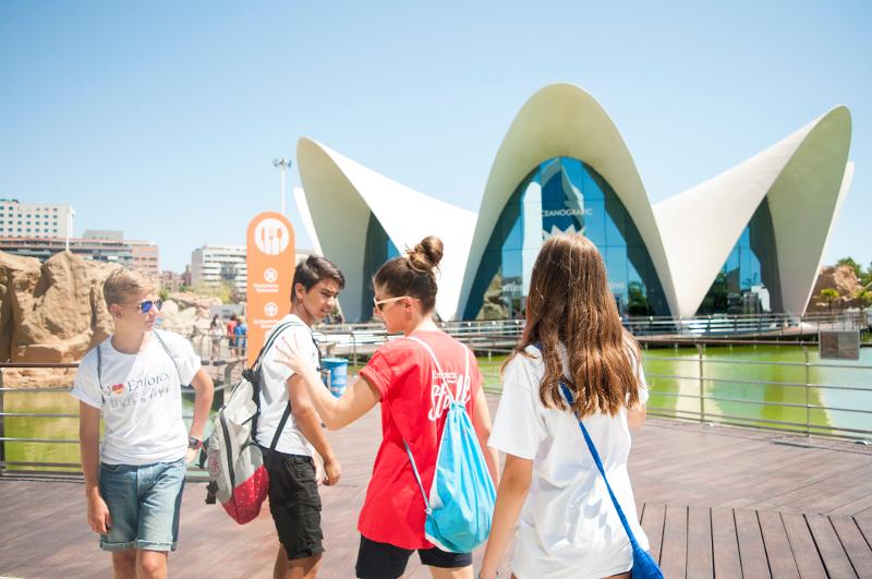 Unos jovenes de excursion por valencia en un campamento de verano en valencia