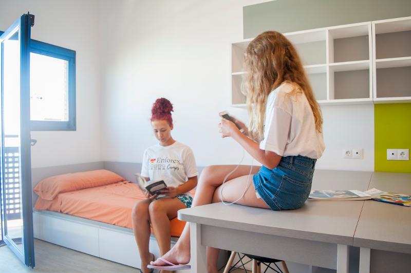 Dos chicas pasando tiempo libre en las habitaciones de un campamento verano valencia
