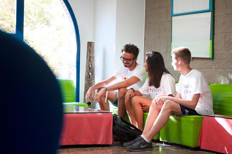 Jovenes pasando tiempo libre sentados en un sofa en un campamento verano valencia