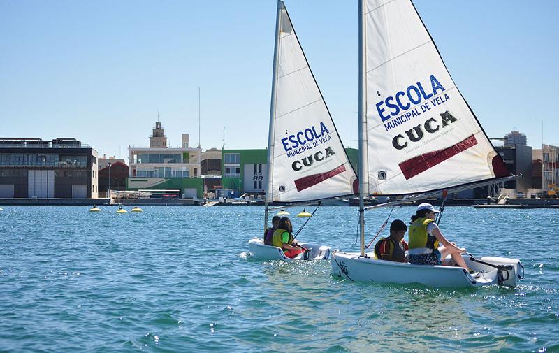 Dos barcos veleros en un english summer camp valencia