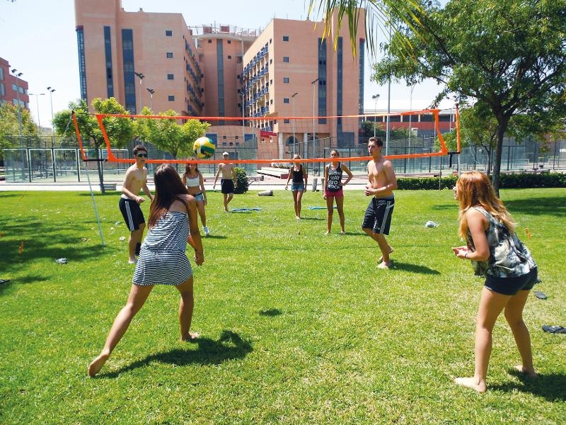 Un grupo de niños jugando al voleibol en un english summer camp valencia