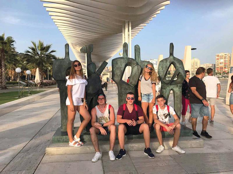 Un grupo de jovenes en una excursion en un campamento de verano en malaga