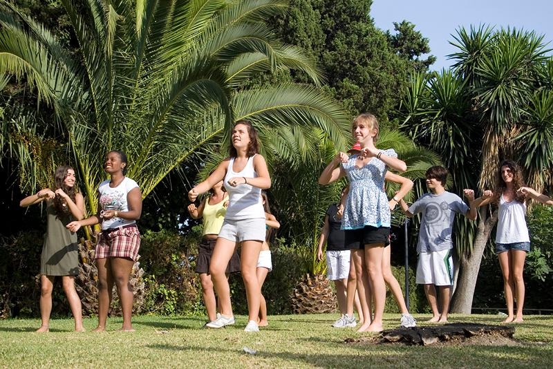 un grupo de jovenes bailando en un campamento marbella 