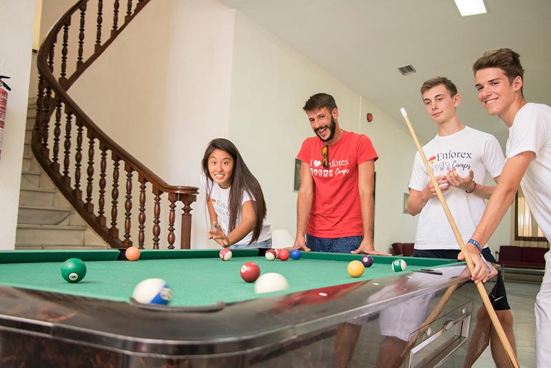 Una foto de un grupo de jovenes jugando al billar en un campamento marbella 