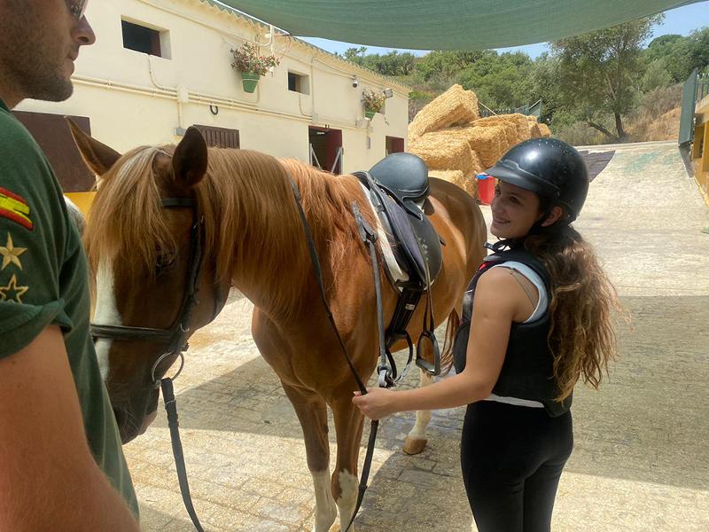 Un caballo y una joven en un campamento marbella 