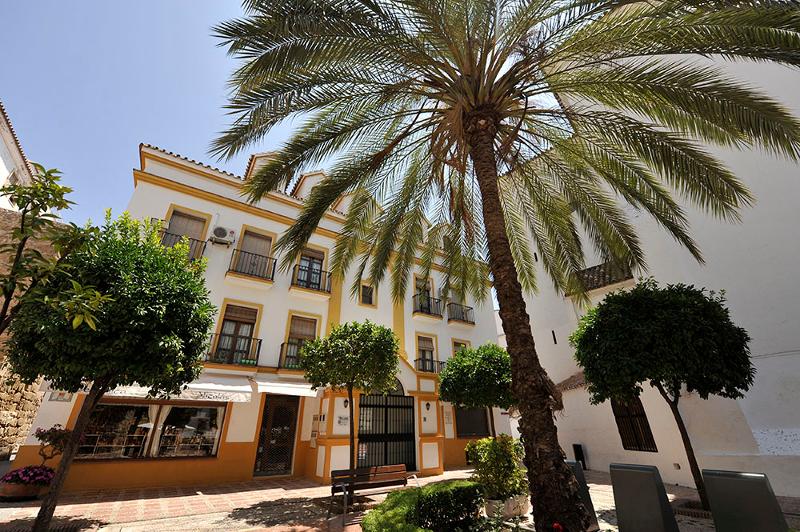 La foto de una fachada de un centro en un campamento marbella 