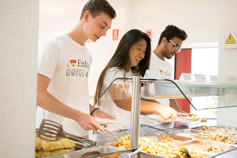 La foto de un centro de comida en un campamento marbella 
