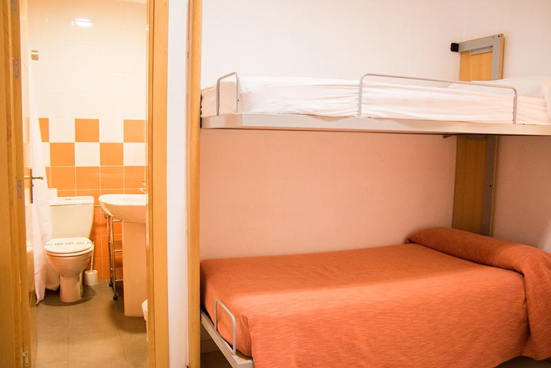Una foto del interior de una habitacion en un campamento marbella 