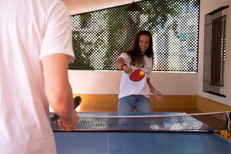 Una foto de dos jovenes jugando al ping pong en un campamento marbella 