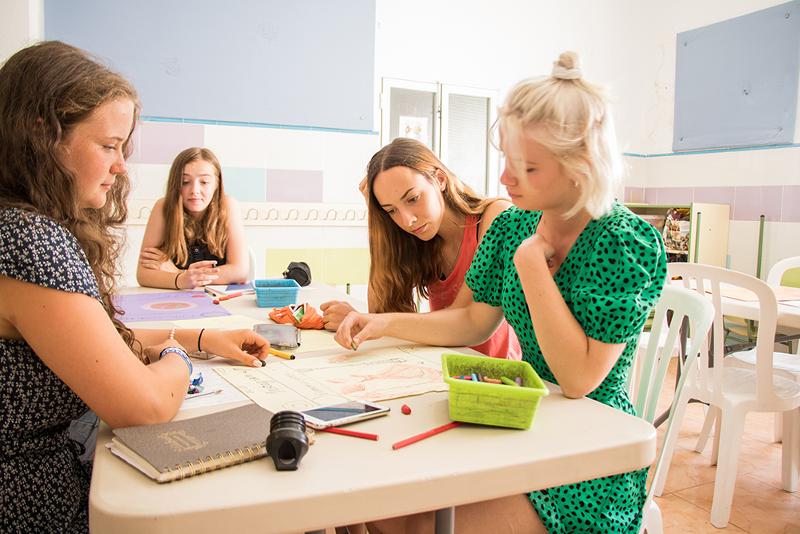 Un grupo de jovenes pintando en una clase de pintura en un campamento marbella 