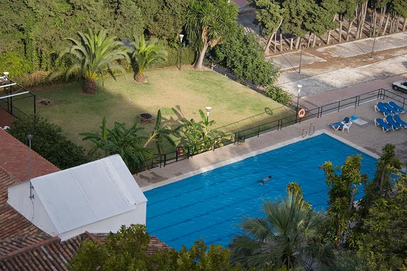 La foto de una piscina en un campamento marbella 