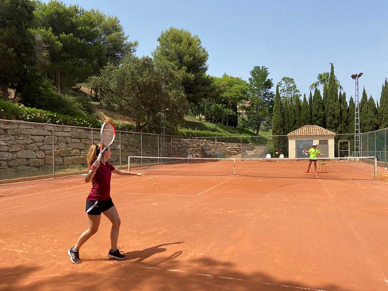 Dos personas jugando al tenis en un campamento de verano marbella