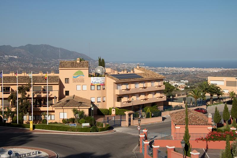 la foto de un colegio de un campamento de verano marbella