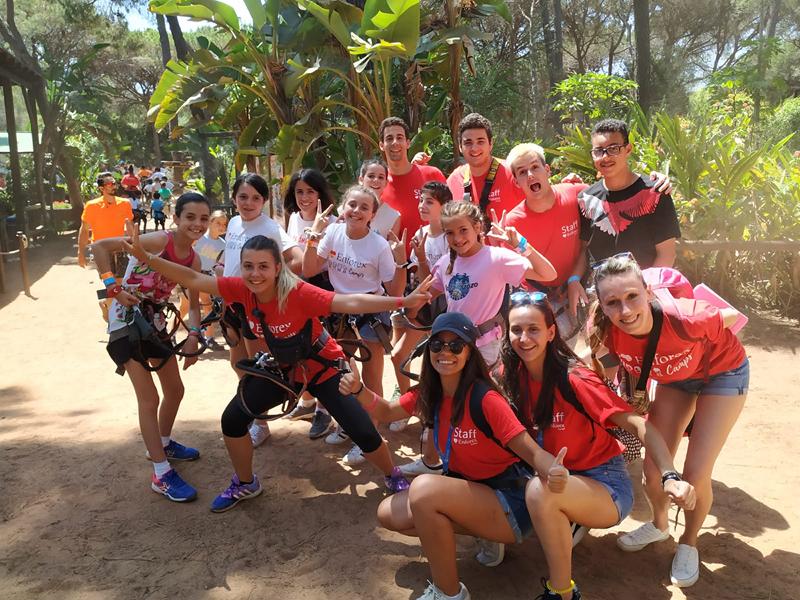 Un grupo de jovenes en un paseo en un campamento de verano en marbella
