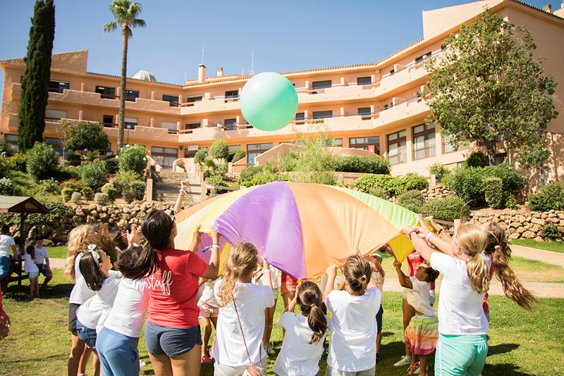 Unos niños jugando a la pelota en un  ampamento de verano en marbella