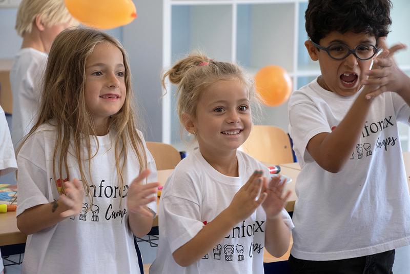 Tres niños sonriendo en un campamento de verano en marbella
