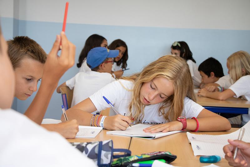 Niños en una clase haciendo deberes en un campamento de verano en marbella