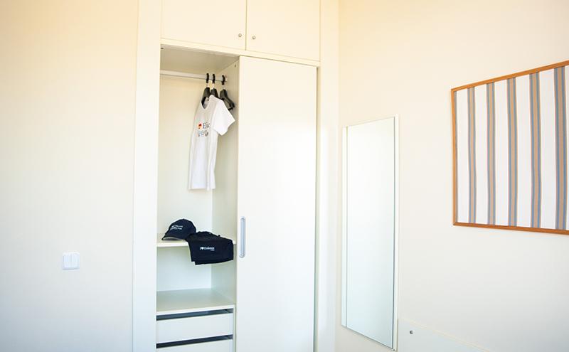 Armario de una habitación en el campamento verano comunidad de madrid