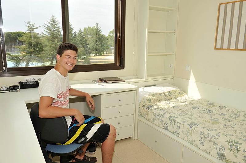 Chico en su habitación en el campamento verano comunidad de madrid