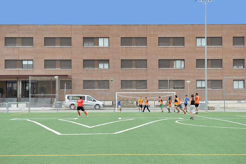 Chicos jugando al fútbol en un campamento verano comunidad de madrid