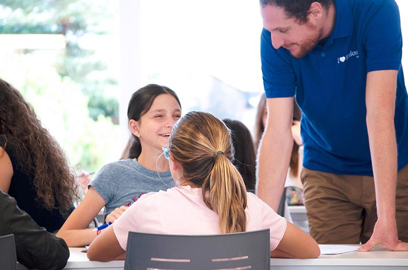 Chica riéndose en la clase de idiomas del campamento comunidad de madrid