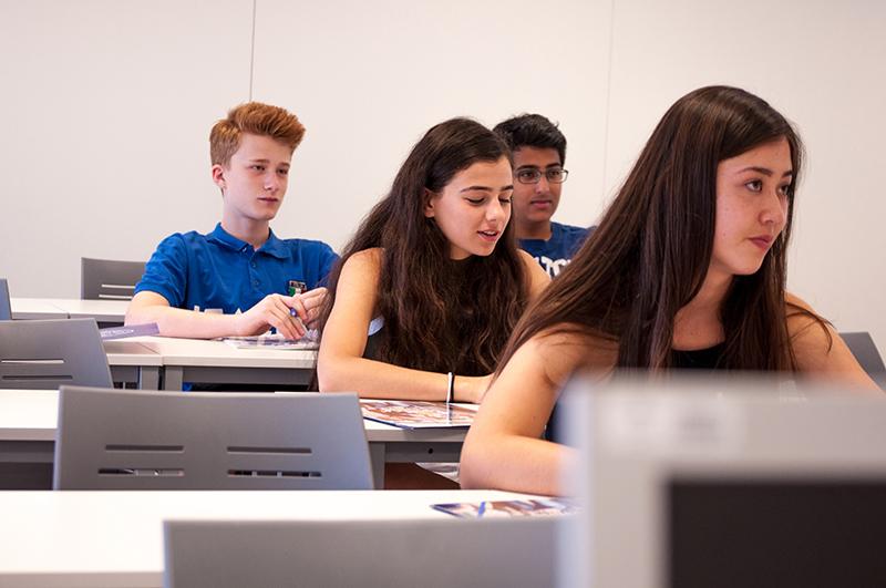 Jóvenes en clase de idiomas en campamento verano comunidad de madrid