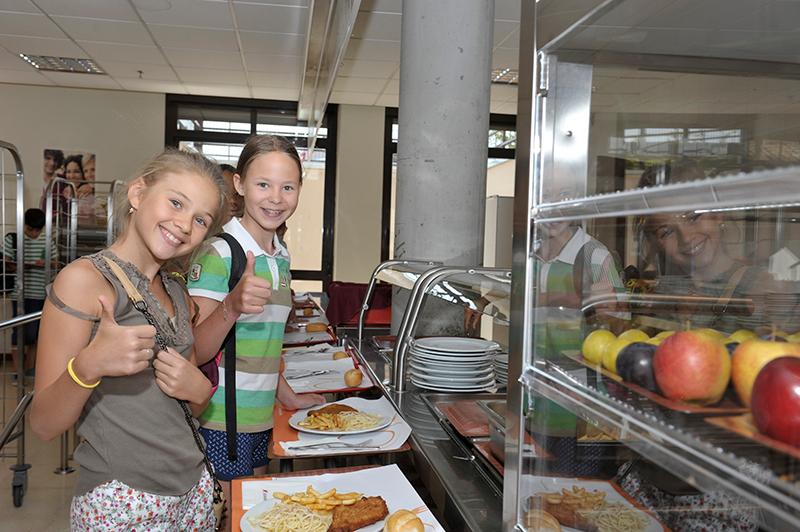 Chicas en la fila del comedor del campamento comunidad de madrid
