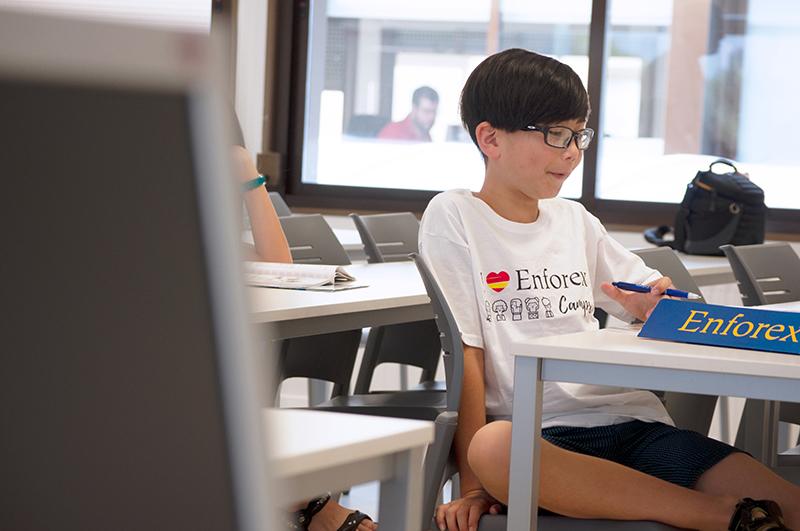 Chico en clase de idioma en el campamento comunidad de madrid