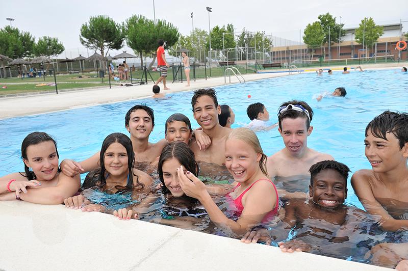 Jóvenes posando en la piscina del campamento de verano comunidad de madrid