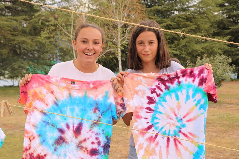 Chicas enseñando sus camisetas en el campamento verano comunidad madrid