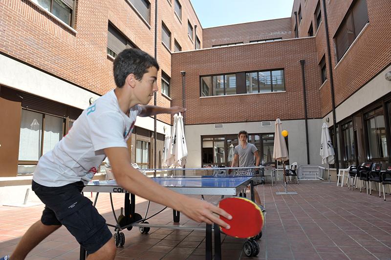 Chicos jugando al ping pong en el campamento verano comunidad madrid