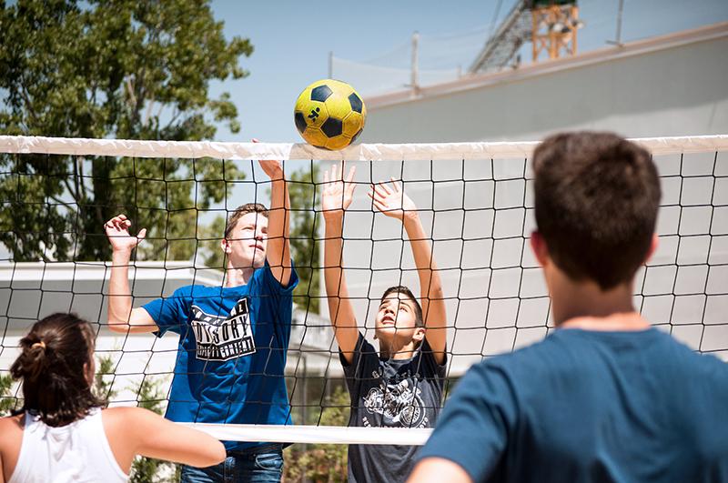 Jóvenes jugando al voleibol en el campamento verano comunidad madrid