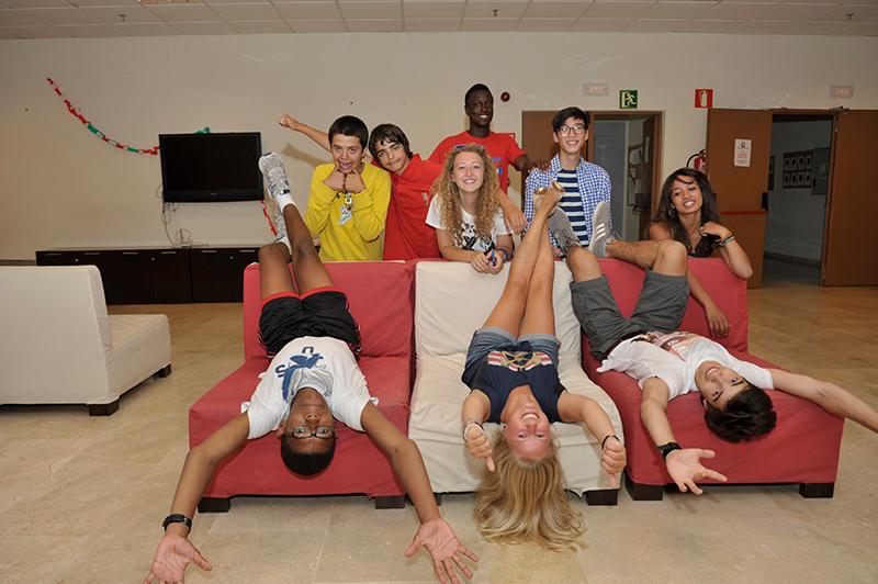 Jóvenes posando divertidos en el campamento verano comunidad madrid
