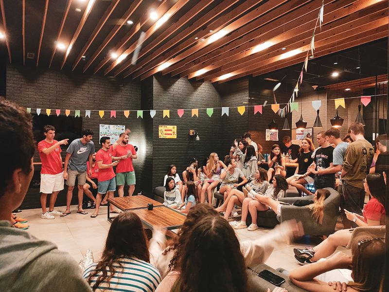 Un grupo de jovenes haciendo actividades en un salon en un summer camp barcelona