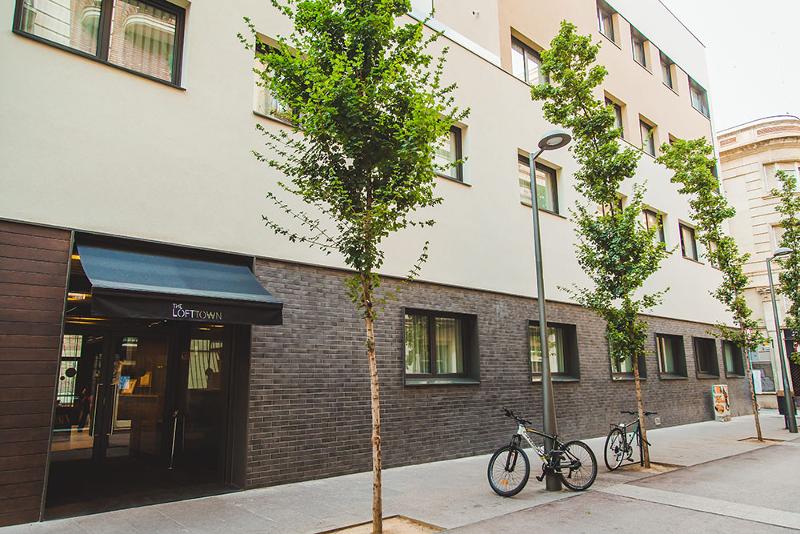 la entrada de un alojamiento en un summer camp barcelona
