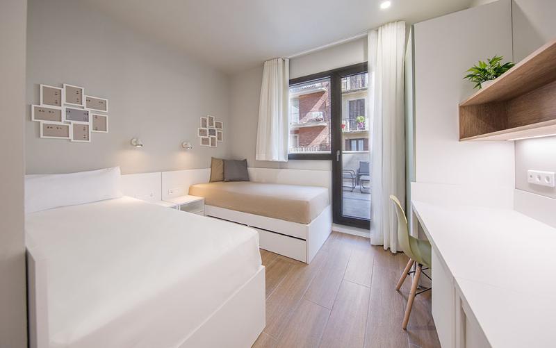 El interior de una habitación twin de un summer camp barcelona