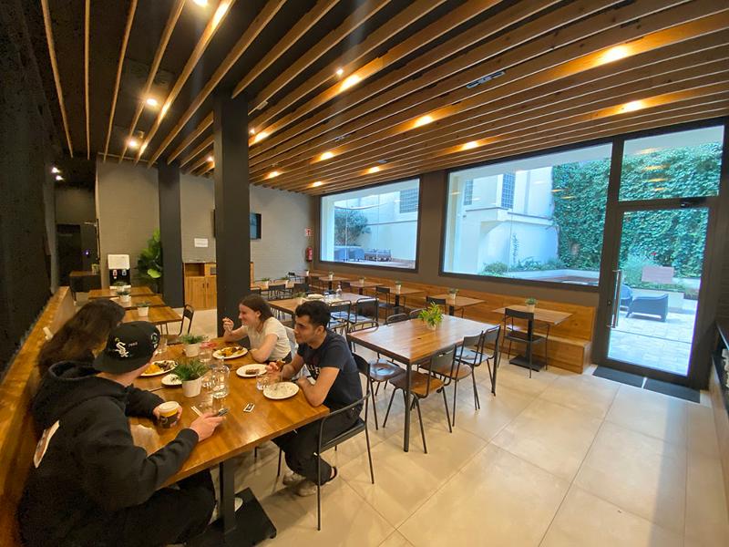 El interior de un comedor de un summer camp barcelona